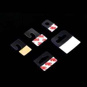 Hang Tabs thẻ treo nhựa PET trong suốt tự dính dùng để treo và trưng bày sản phẩm trên kệ bán lẻ.